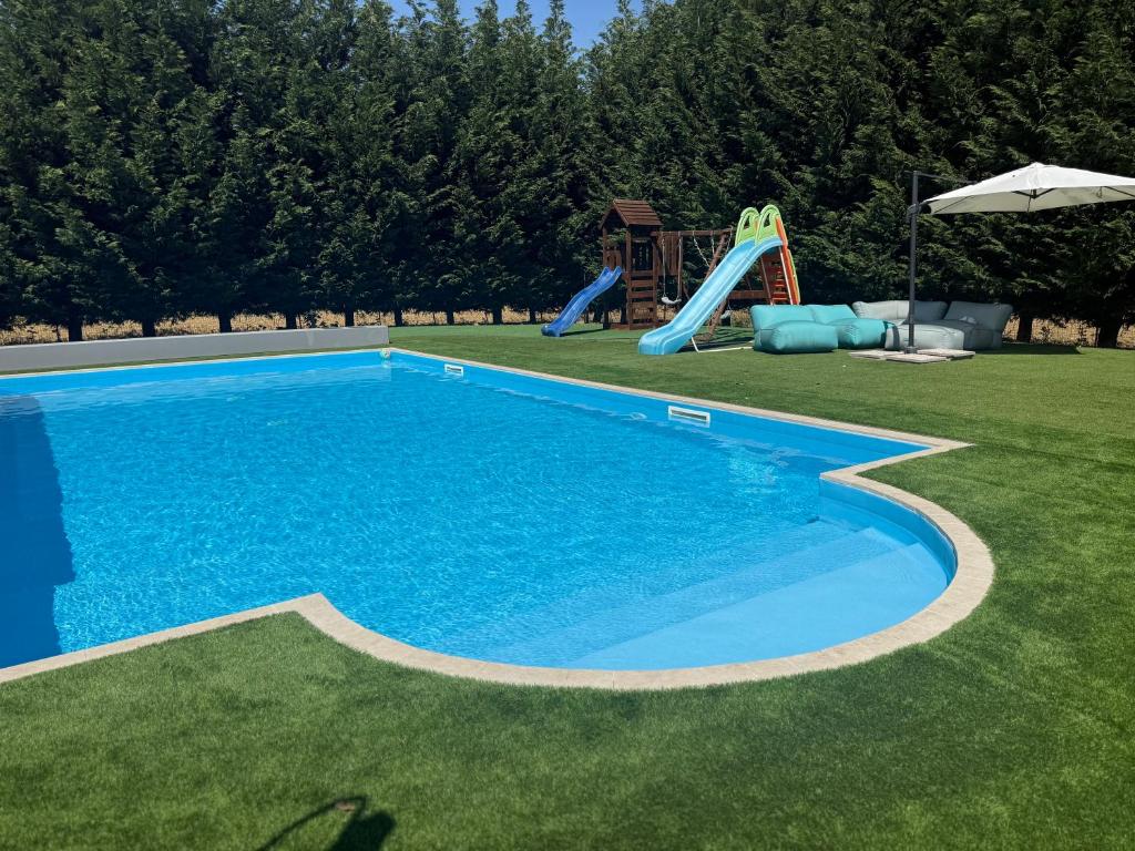 Piscina nel giardino della villa con piscina a Mestre vicino Venezia